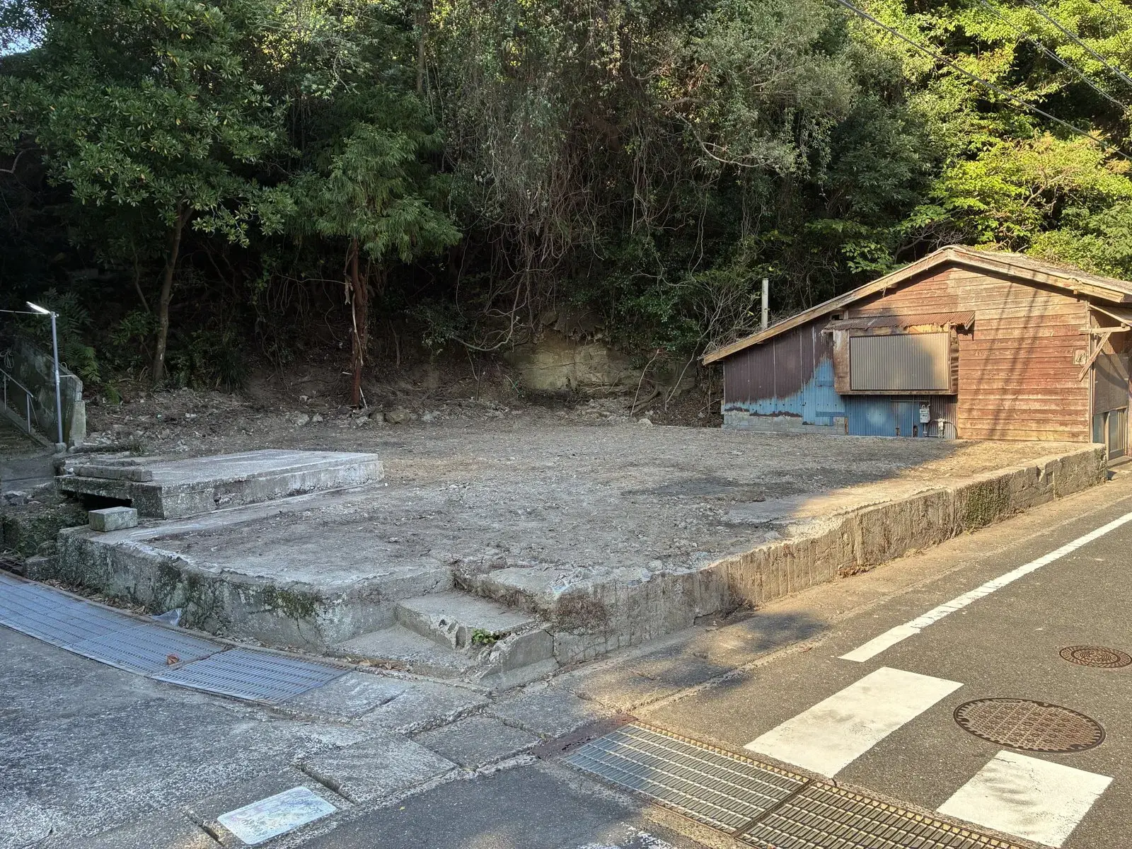 解体を終えて更地になった敷地。解体前と同じ位置から