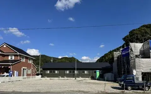 造成を終えた分譲地と、隣で建築中の住宅