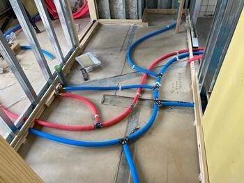 給排水管の配管工事の様子