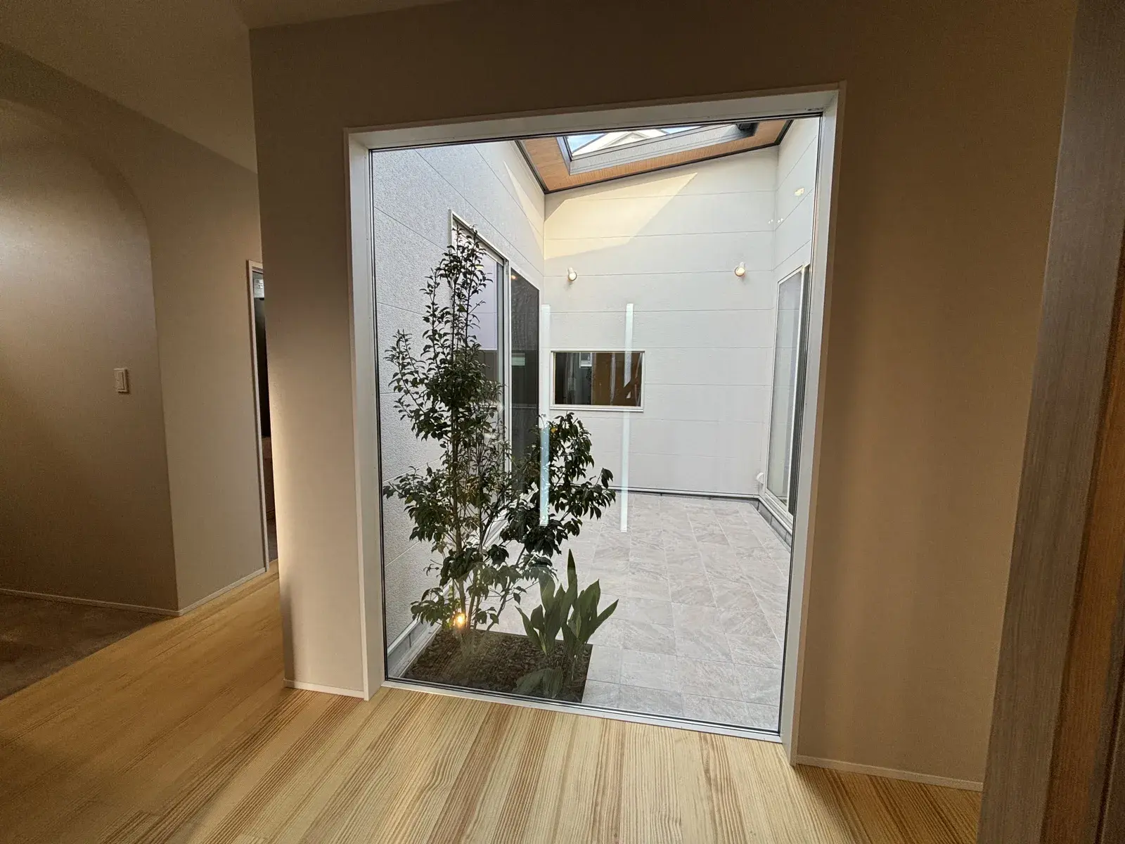 誂で建てた中庭。視線を気にせず開けられる窓