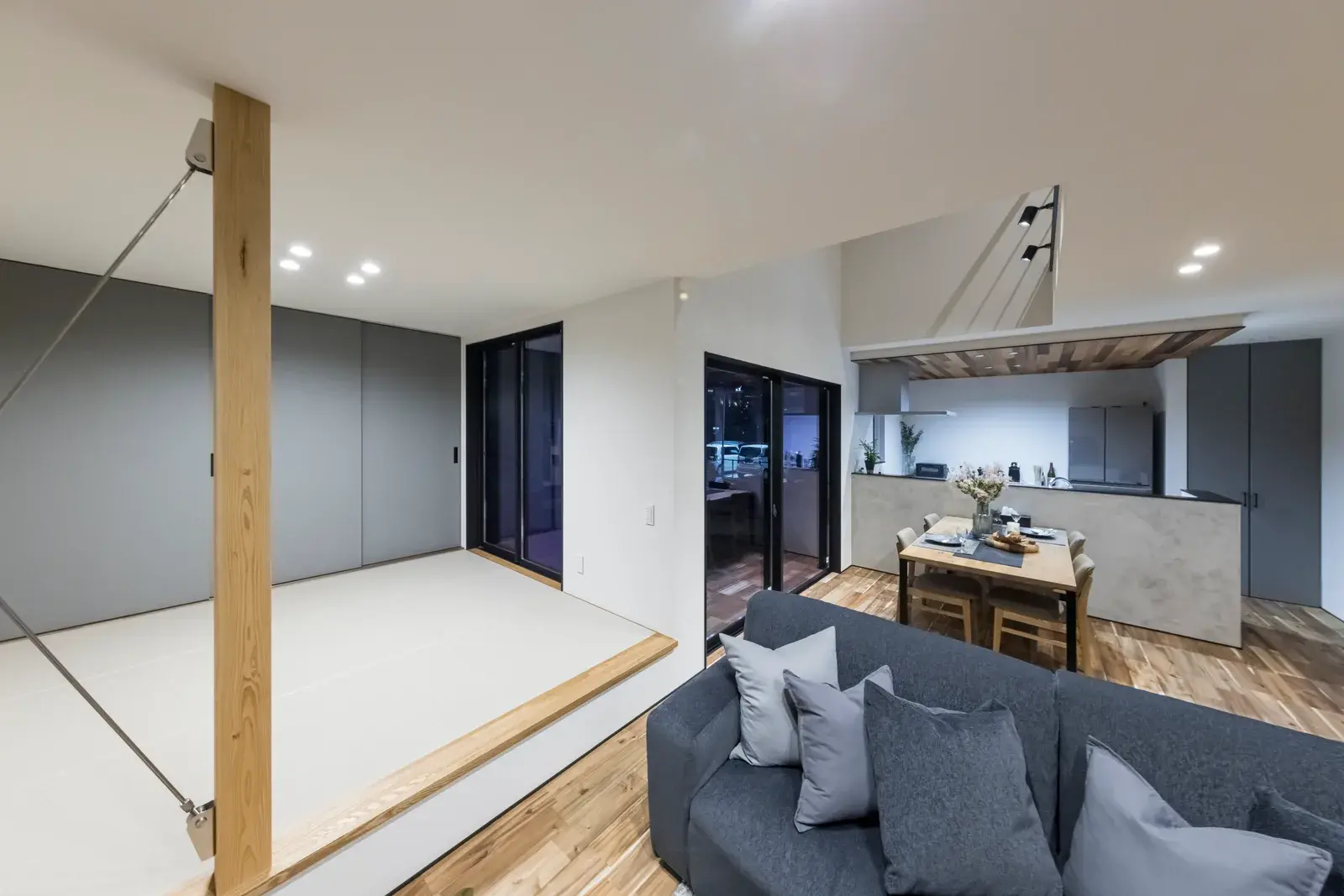 夕景に窓が灯る、白と黒の2階建て 施工写真 9