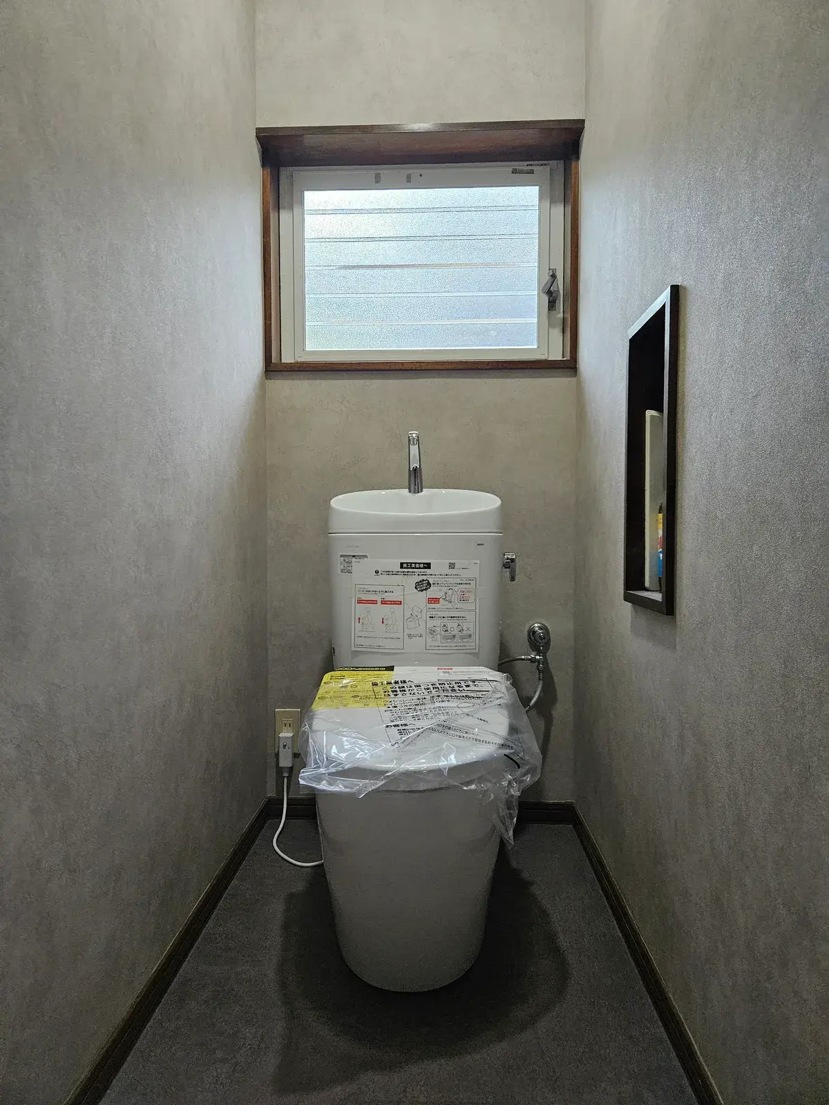 白の便器と交換した窓