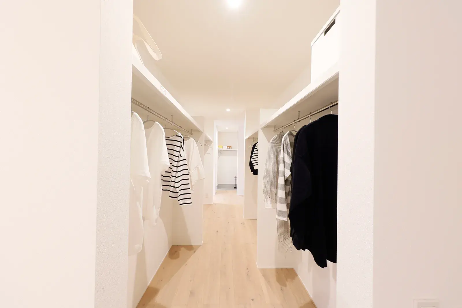 板塀の内側で、カーテンを開けたまま暮らす平屋 施工写真 10