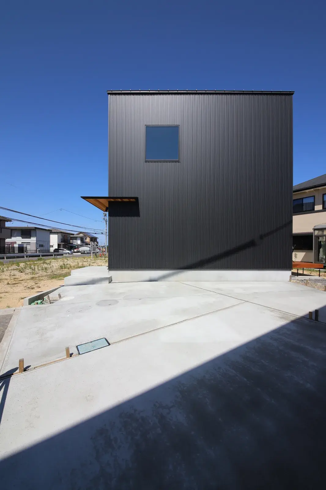 階段の下に机を置いた、黒い箱の2階建て 施工写真 4