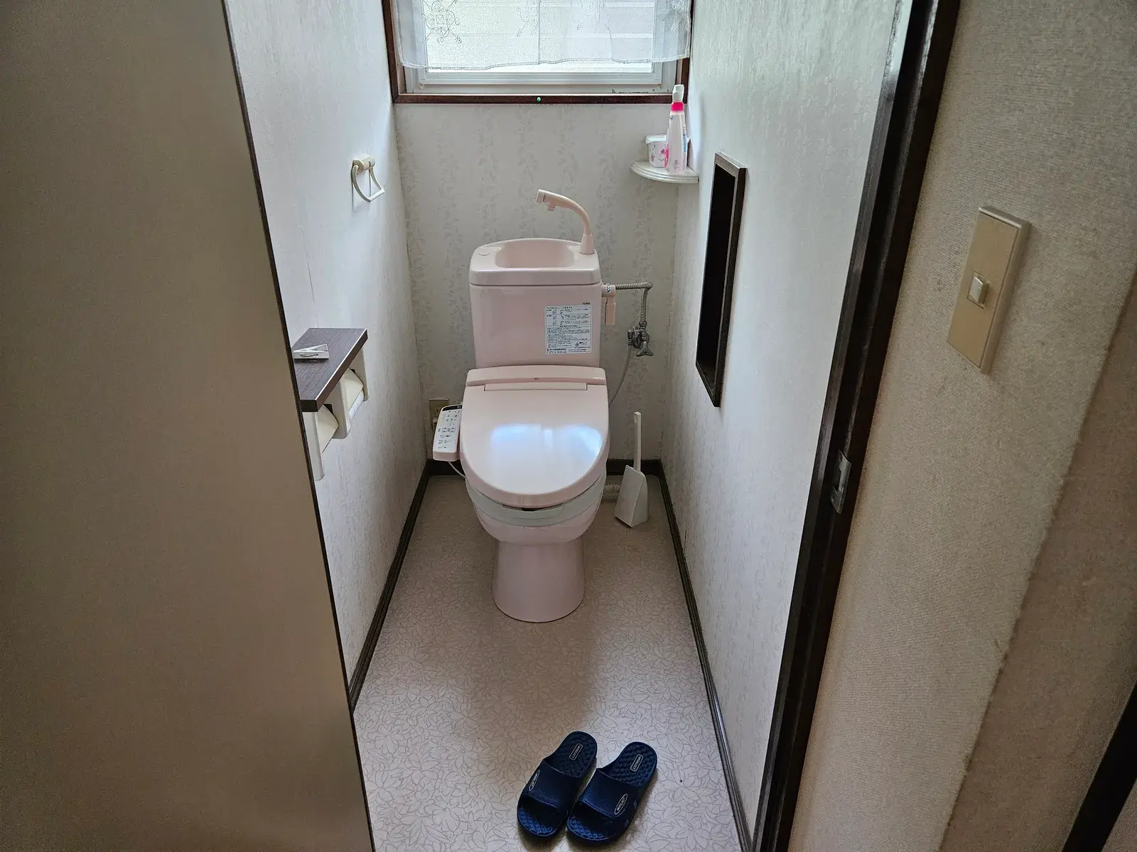 着工前のトイレ。ピンクのタンク付き便器