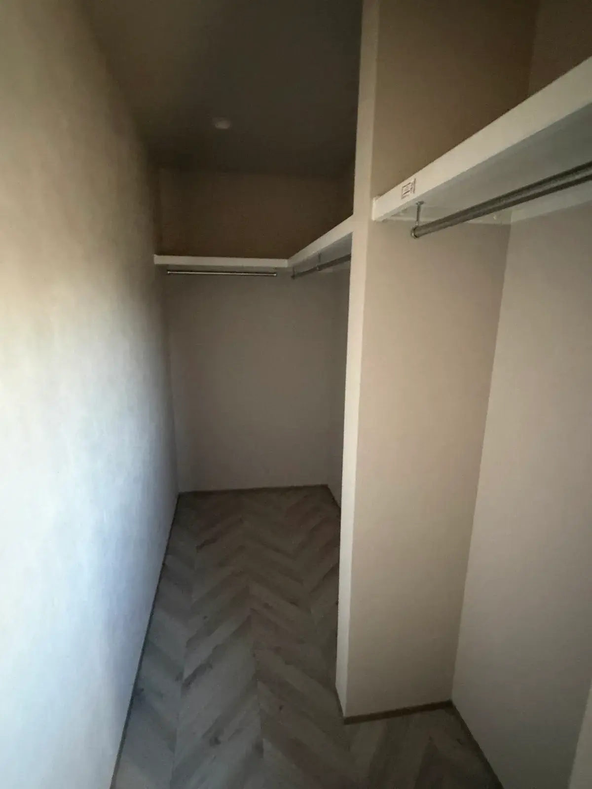 押入れだった場所に造ったウォークインクローゼット