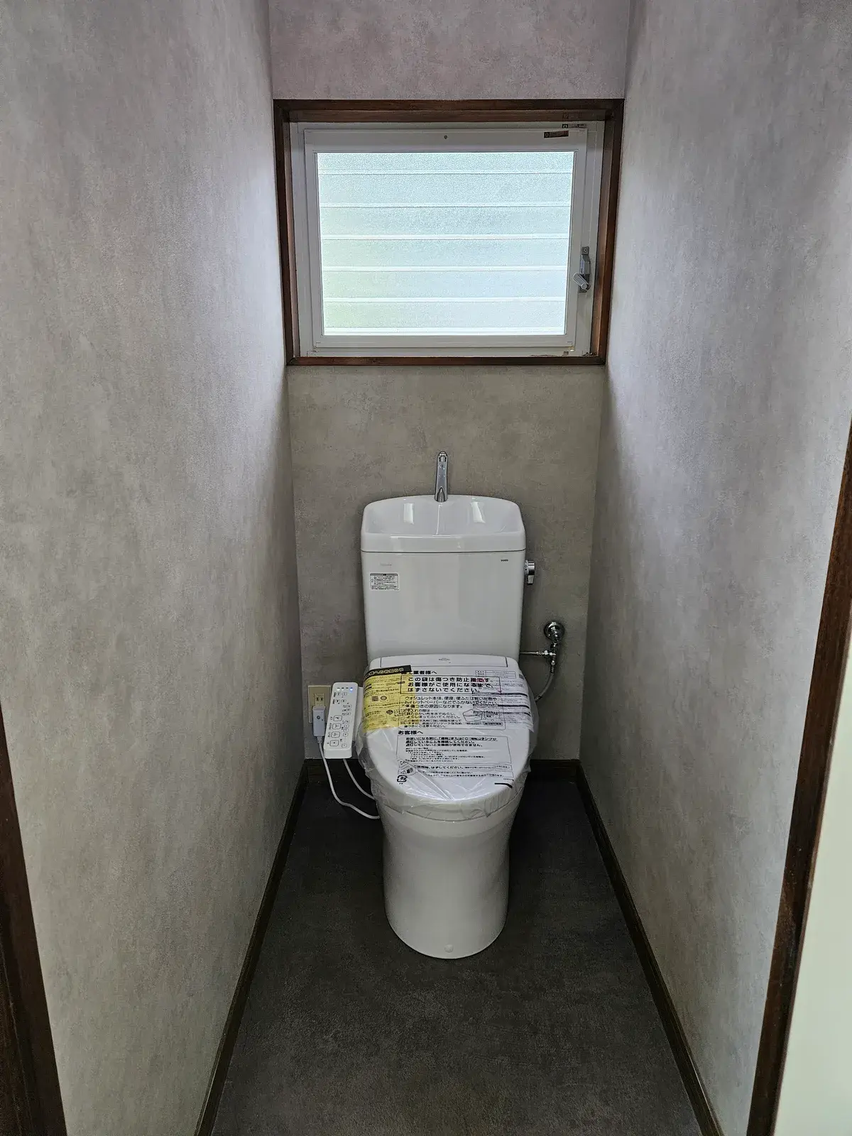 佐世保市 トイレリフォーム 白の便器とグレーの床