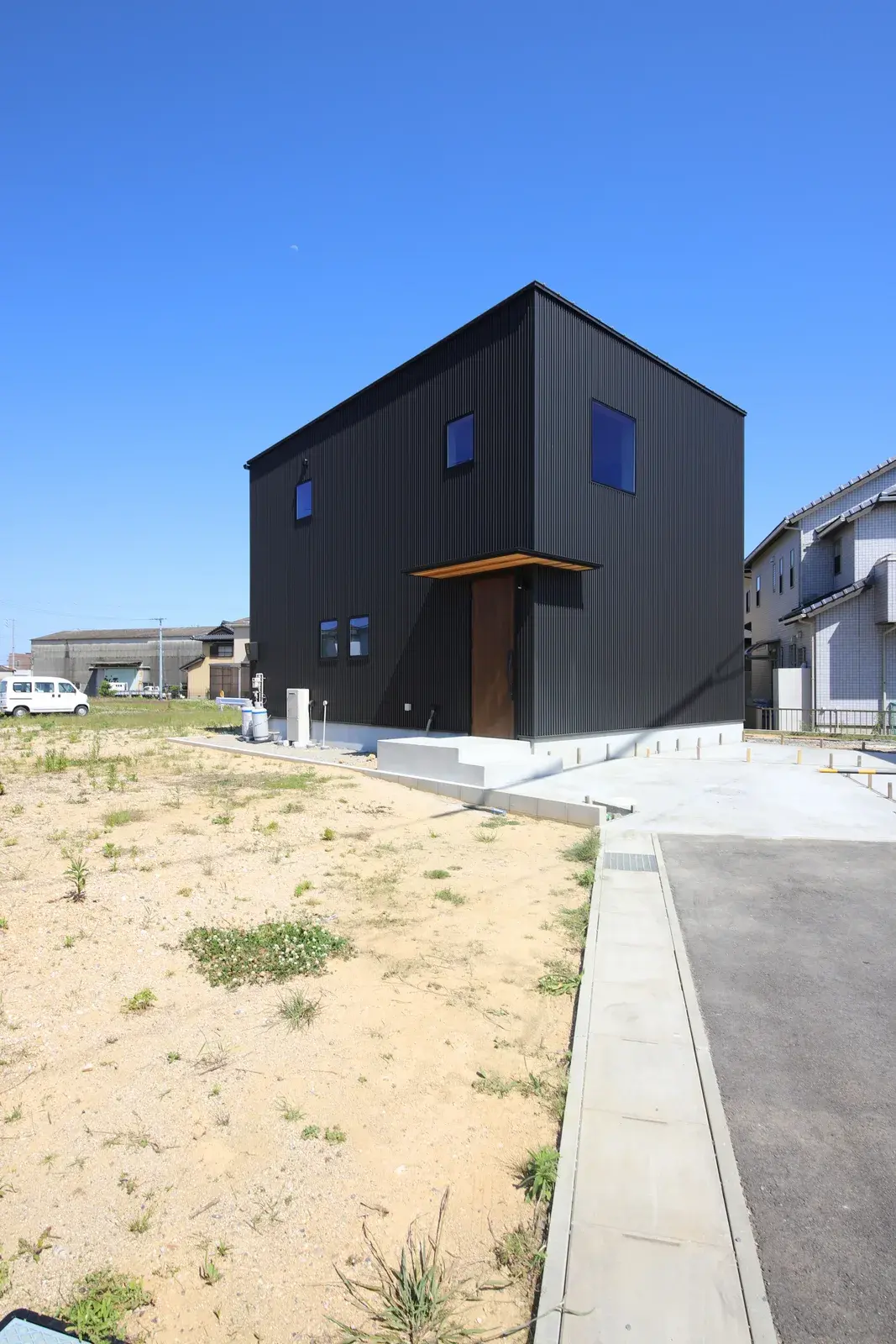 階段の下に机を置いた、黒い箱の2階建て 施工写真 3