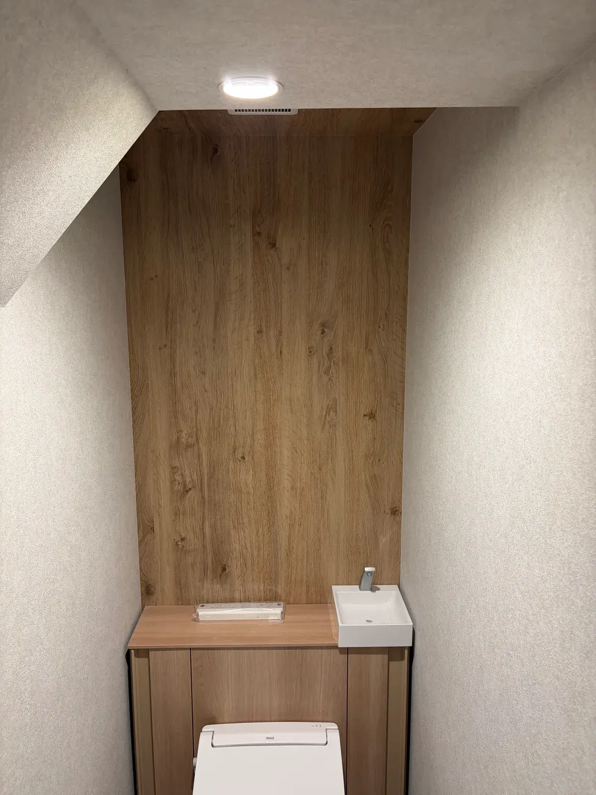 手洗いカウンターを一体で造ったトイレ