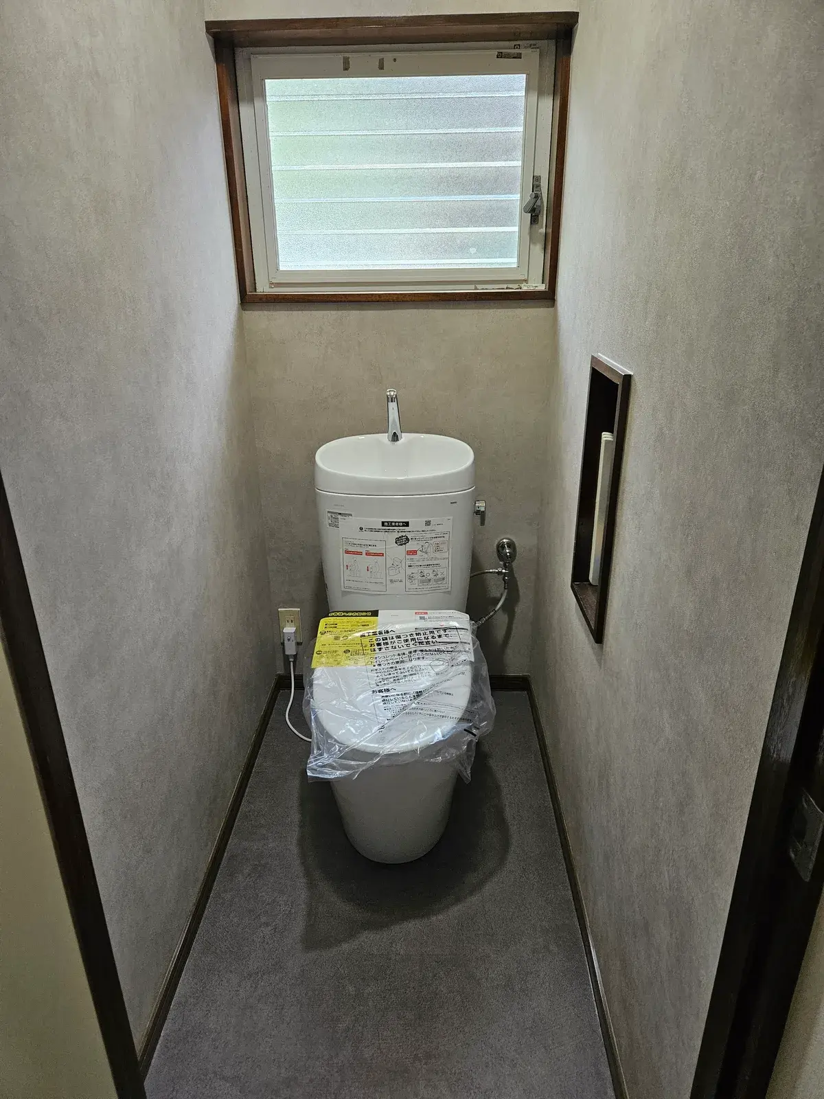 新しい便器とグレーの床