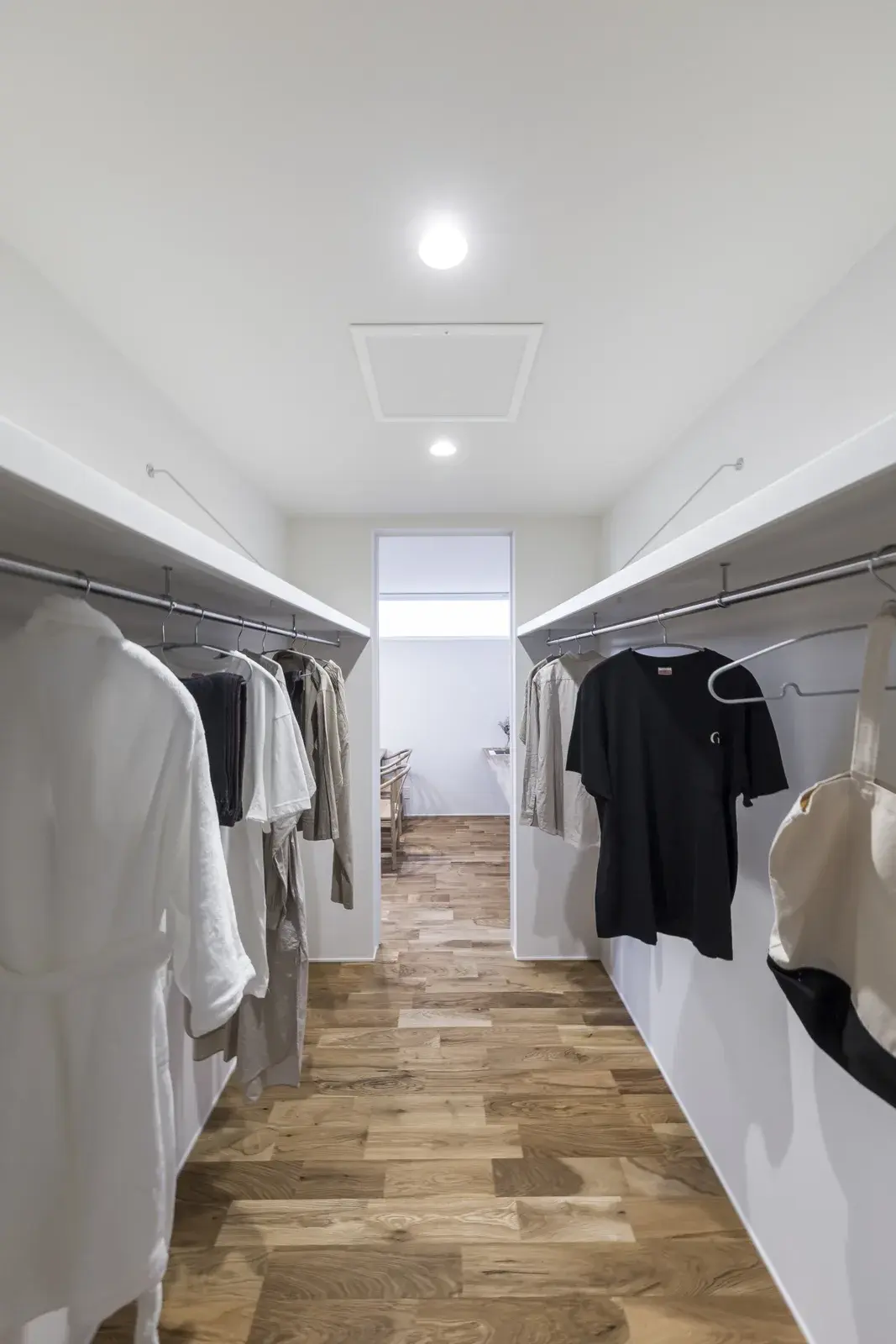 天井の高い側に窓を寄せた、片流れの平屋 施工写真 9